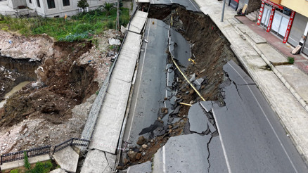 Rizede yurt inşaatının kazısında istinat duvarı ve yol çöktü: 3 bina tahliye edildi