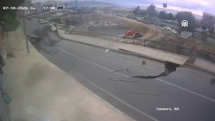Rizede yolun çökme anı kamerada