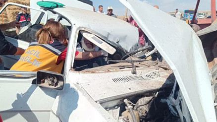 Çankırıda otomobil traktöre çarptı: 3 kişi hayatını kaybetti