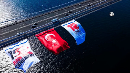 İstanbul Boğazındaki köprülere 15 Temmuz dolayısıyla Türk bayrağı asıldı