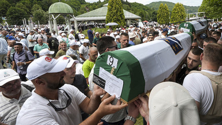 Soykırımın acısı dinmiyor: Srebrenitsada 10 kurban daha defnedildi