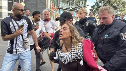 Almanyada İsrail’e mühimmat üreten Rheinmetall protesto edildi… Çok sayıda kişi gözaltında