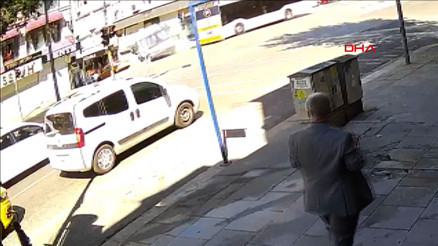 İETT otobüsü ambulansa çarptı Kaza anı kamerada İETT otobüsü ambulansa çarptı Kaza anı kamerada