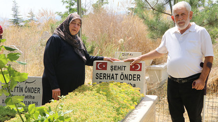 Şehit evlatlarının kabrine yakın olmak için hayatlarını köyde kurdular