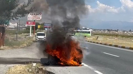 Erzincanda yanan otomobile ilginç müdahale Elinden hiç bırakmadı