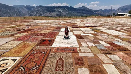 Antalya güneşinde yenilenen eski halılar yurt dışında 5 bin dolara alıcı buluyor