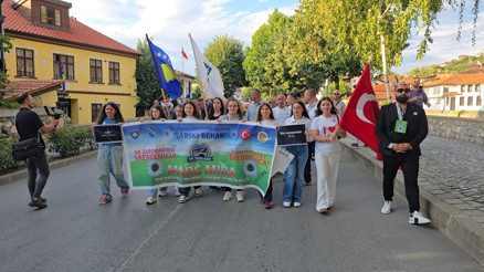 Prizren’de Srebrenitsa kurbanları için barış yürüyüşü düzenlendi Prizren’de Srebrenitsa kurbanları için barış yürüyüşü düzenlendi