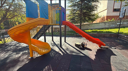 Eskişehir’de insanlık dışı olay Çocuk parkındaki kaydıraklara yanık yağ döktüler