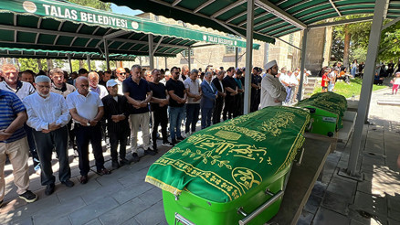 Afyonkarahisarda feci kazada ölen uzman çavuş, eşi ve 8 aylık bebekleri toprağa verildi