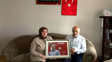 Alçısını söküp darbecilere karşı duran şehidin eşi: Bize gururlu bir gün bıraktı Alçısını söküp darbecilere karşı duran şehidin eşi: Bize gururlu bir gün bıraktı