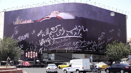 İranın başkenti Tahran’daki İnkılap Meydanı’na tabutta yatan Trump afişi asıldı