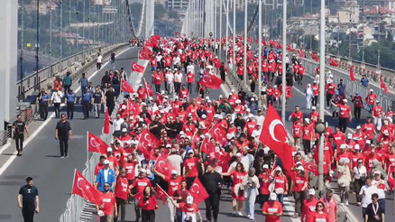 15 Temmuz’un 10. yılında İstanbuldan dünyaya mesaj Dikkat çeken görüntüler: Binlerce vatandaş yürüdü