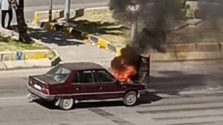 Kırıkkalede motorundan alev alan otomobilde hasar oluştu