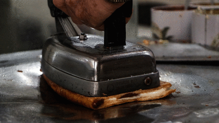 50 yıldır aynı ütüyle tost yapıyor: Adananın meşhur ütü tostu