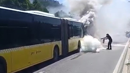 Ataşehir’de korku dolu anlar Seyir halindeki İETT otobüsü alev alev yandı Ataşehir’de korku dolu anlar Seyir halindeki İETT otobüsü alev alev yandı