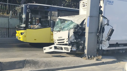 Bahçelievler D-100de yön direğine çarpan kamyonetin sürücüsü yaralandı