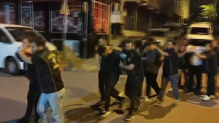 Bağcılarda firari hükümlüleri fısıldaşmaları yaktı: Yan dairedekileri de aldılar mı Bağcılarda firari hükümlüleri fısıldaşmaları yaktı: Yan dairedekileri de aldılar mı