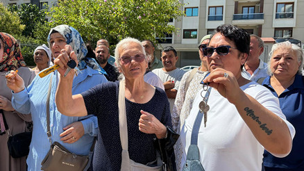 İzmir’de anahtarlı eylem Örnekköy Kentsel Dönüşüm Projesinde hak sahipleri isyan etti