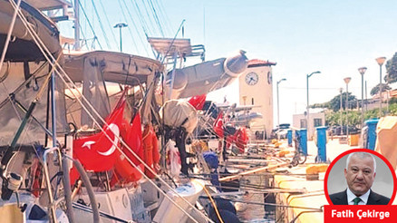 Yunan adaları Türk bayraklarıyla doldu