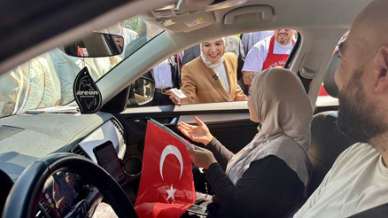 Bakan Göktaş Kapıkulede gurbetçilerle kucaklaştı