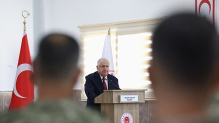 BakanıGüler, KKTCde Mehmetçik ile bir araya geldi