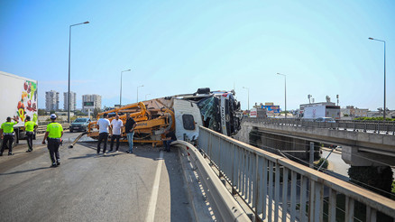 Antalyada beton pompası kamyonu üst geçitte asılı kaldı: Sürücü kurtarıldı, tramvay seferleri aksadı Antalyada beton pompası kamyonu üst geçitte asılı kaldı: Sürücü kurtarıldı, tramvay seferleri aksadı