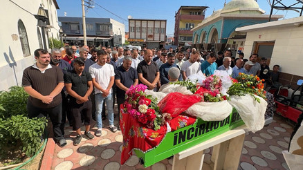 Aydın’da Menderes Nehrinde boğulan 15 yaşındaki Eda son yolculuğuna gelinlikle uğurlandı Aydın’da Menderes Nehrinde boğulan 15 yaşındaki Eda son yolculuğuna gelinlikle uğurlandı
