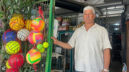 Bornova’da bakkal rafları çocukluk anılarını yaşatıyor
