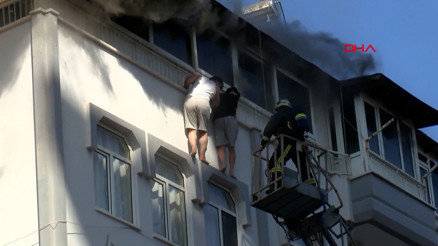 Yangında teras korkuluğundan sarkıp, kurtarılmayı beklediler