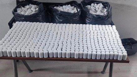 İzmir’de polisten kaçan şüphelinin aracından binlerce uyuşturucu hap çıktı