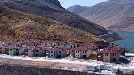 Bakan Kurum, Adıyamanda inşa edilen köy evlerini paylaştı