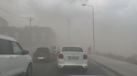 Meteoroloji uyarmıştı... İstanbulda şiddetli fırtına: Çatılar uçtu, ağaçlar devrildi
