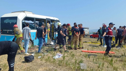 Manisa’da iki minibüs çarpıştı: 1 can kaybı, 11 yaralı