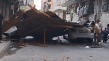 Fırtınada 4 katlı binanın çatısı uçtu, çocuklar son anda kurtuldu