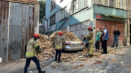 Beyoğlu’nda 2 katlı bina çöktü