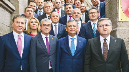 Özel ve ekibi CHP’den istifa etti... ‘Yeni Parti’ 91 vekille kuruldu