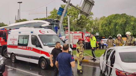Son dakika... Eyüpsultanda yolcu otobüsü otomobile çarptı: 2si ağır 30 kişi yaralandı