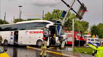 Eyüpsultanda yolcu otobüsü otomobile çarptı
