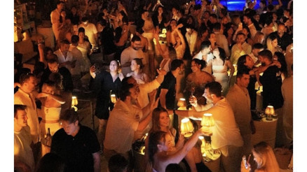 Alaçatı’da gün batımı geceye dönüşüyor