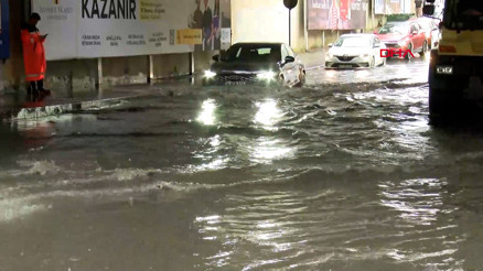 İstanbulda sağanak; Zincirlikuyuda alt geçit su içinde kaldı