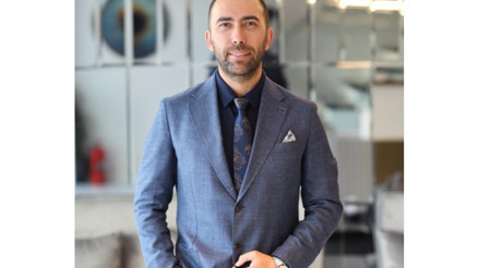 Göz kapağı düşüklüğü görmeyi de tehdit ediyor