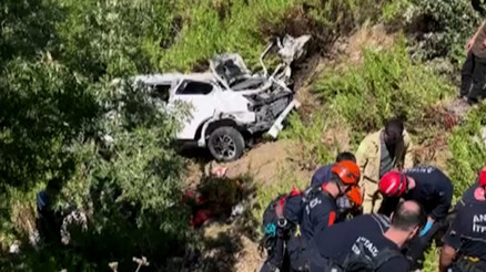 Antalyada otomobil uçuruma yuvarlandı