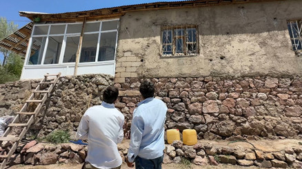 Hakkari’deki Aşağıolukbaşı köyünde yılan istilası: Özmen ailesi kendi evine adım atamaz oldu