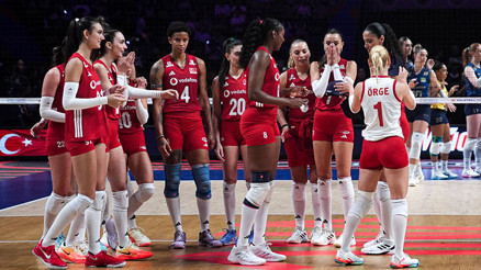 Bakan Bak, Milletler Ligi şampiyonu A Milli Kadın Voleybol Takımını kutladı