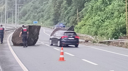 Rizede yamaçtan kopan dev kayalar sahil yoluna düştü