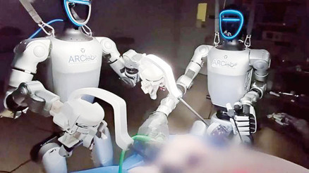 Uzaktan kumandalı cerrah robotlar domuza safra kesesi ameliyatı yaptılar