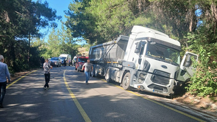 Osmaniye’de hafriyat kamyonu ile otomobil çarpıştı; 1 ölü, 2 yaralı