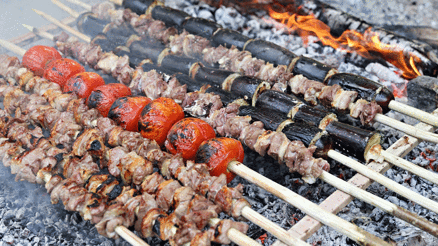 Fındık dalından yapılan şişlerde pişiyor: Muhat kebabı
