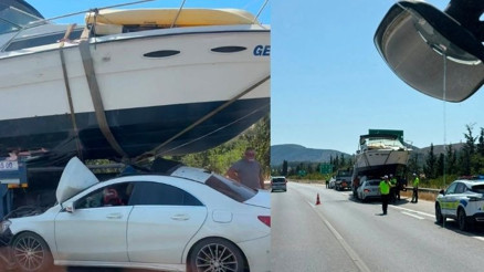 İzmir’de otomobil tekneyle çarpıştı