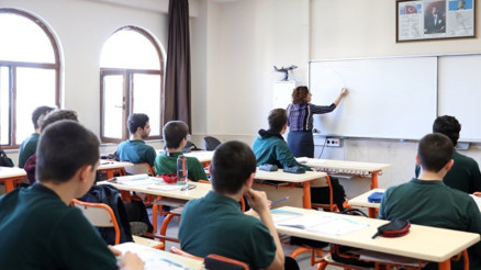 Okullarda güvenlik önlemleri... Yeni yönetmelikle masa, sıra aranabilecek Okullarda güvenlik önlemleri... Yeni yönetmelikle masa, sıra aranabilecek